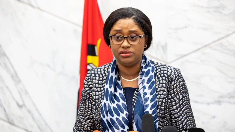 A ministra das Finanças, Carla Louveira, anunciou a elaboração da Estratégia de Gestão da Dívida 2025–2029 e a operacionalização do Fundo Soberano