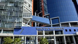 Parte frontal da sede do Banco de Moçambique em Maputo.