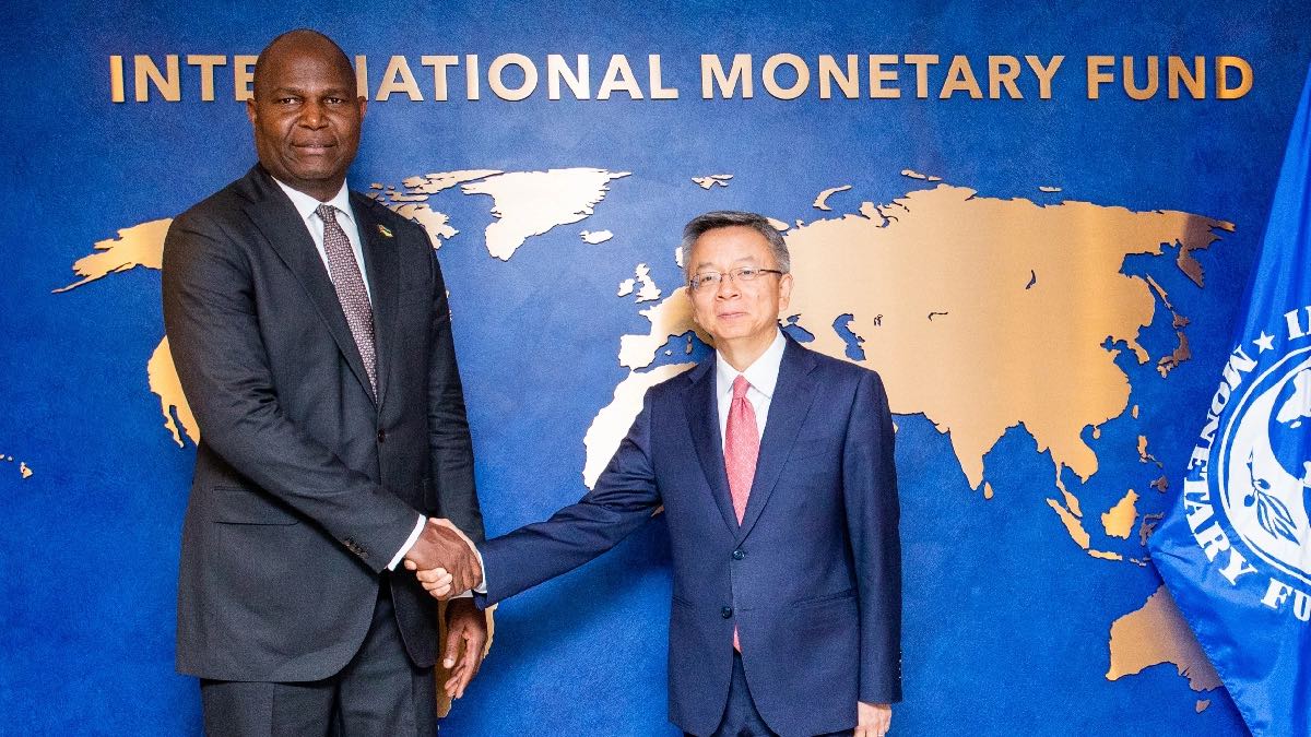 Daniel Chapo, Presidente da República de Moçambique (esquerda) e Bo Li, Vice-Director-Geral do FMI (direita).