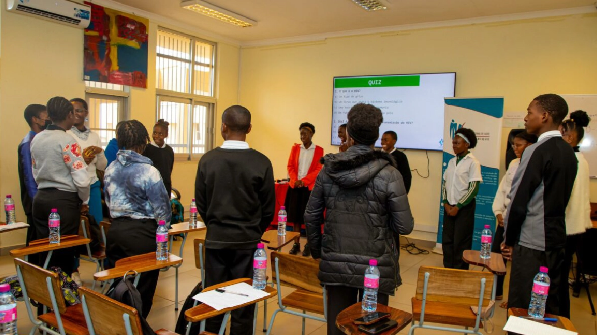 O PESOE 2026 prioriza a juventude com um programa de formação em saúde sexual e reprodutiva que abrange 2.224 adolescentes e premia 165 jovens inovadores.