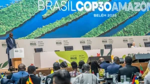 Na COP30, o Presidente Daniel Chapo apelou a uma acção climática que coloque as pessoas no centro das decisões e transforme a luta contra as alterações climáticas em oportunidades de emprego e crescimento verde para Moçambique.