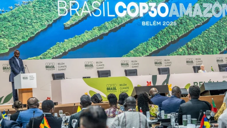 Na COP30, o Presidente Daniel Chapo apelou a uma acção climática que coloque as pessoas no centro das decisões e transforme a luta contra as alterações climáticas em oportunidades de emprego e crescimento verde para Moçambique.