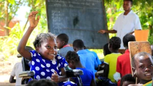 O PNAC III 2025–2034 revela que Moçambique alcançou 96,4% de escolarização primária, reforçando o compromisso nacional com a educação inclusiva e a igualdade de género.