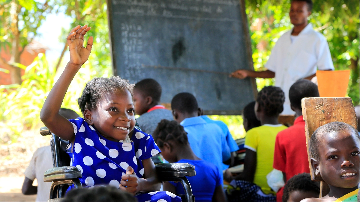 O PNAC III 2025–2034 revela que Moçambique alcançou 96,4% de escolarização primária, reforçando o compromisso nacional com a educação inclusiva e a igualdade de género.
