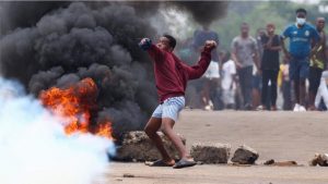 Manifestante atirando pedra para PRM