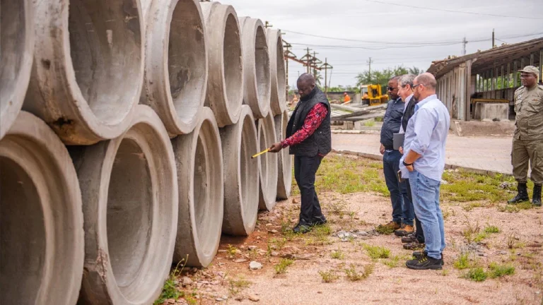 Município da Matola abre canais de drenagem para aliviar impacto das inundações