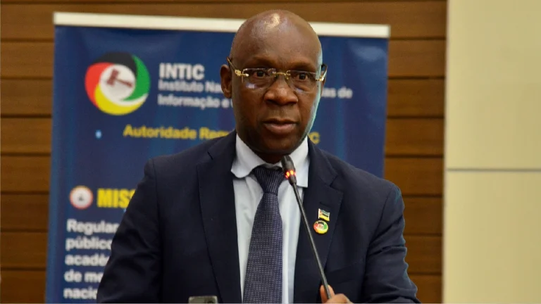 Segundo Lourino Chemane, Presidente do Conselho de Administração do INTIC, a Estratégia deverá orientar soluções para enfrentar os principais desafios nacionais: • Défice de infra estruturas e conectividade; • Carência de competências digitais; • Limitações de acessibilidade; • Fragilidades de governação e colaboração institucional. “Com este trabalho, pretendemos potenciar as oportunidades oferecidas pelo espaço digital para melhorar a prestação de serviços públicos, reforçar a competitividade económica e promover a inclusão digital. Para tal, precisamos de considerar aspectos ligados à segurança cibernética e à protecção de dados dos cidadãos”, afirmou Chemane. A Estratégia Nacional de Transformação Digital deverá consolidar Moçambique como referência na economia digital africana, promovendo: • Modernização dos serviços públicos; • Maior competitividade económica; • Inclusão digital das comunidades; • Segurança e soberania dos dados. Com esta aposta em centros de dados e infra estruturas digitais robustas, o País procura garantir uma administração pública mais eficiente, transparente e centrada no cidadão, ao mesmo tempo que reforça a sua posição no ecossistema tecnológico regional.