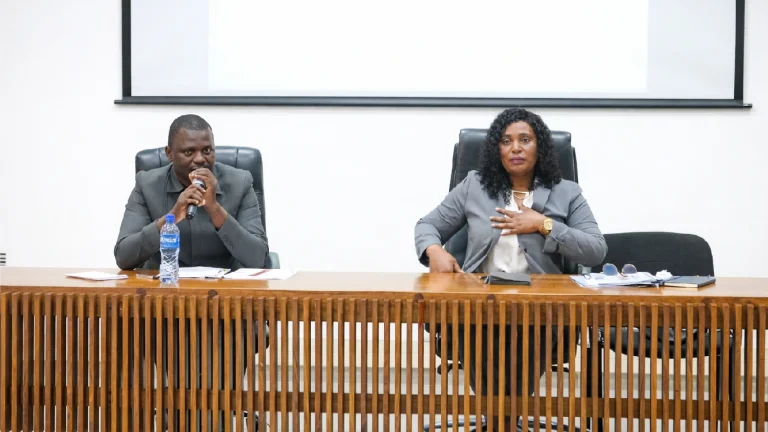 Ministra da Educação apresenta estratégia de redimensionamento do ensino nocturno